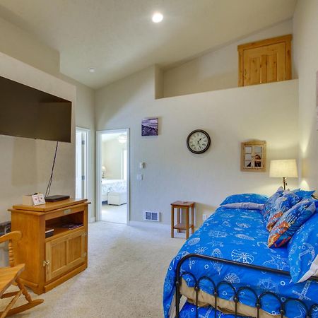 Quiet Waterfront Escape With Hot Tub And Beach Access! Gold Beach Esterno foto