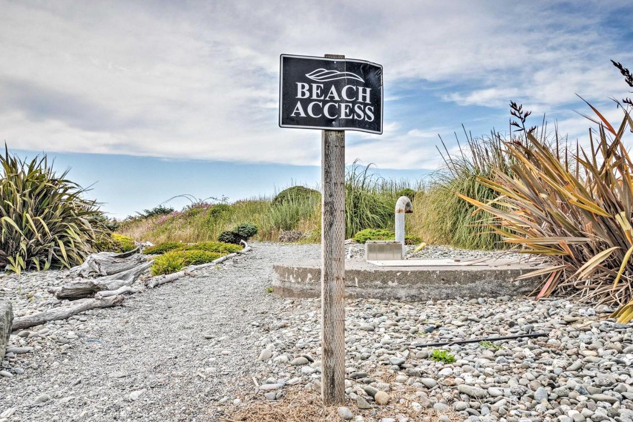 Quiet Waterfront Escape With Hot Tub And Beach Access! Gold Beach Esterno foto