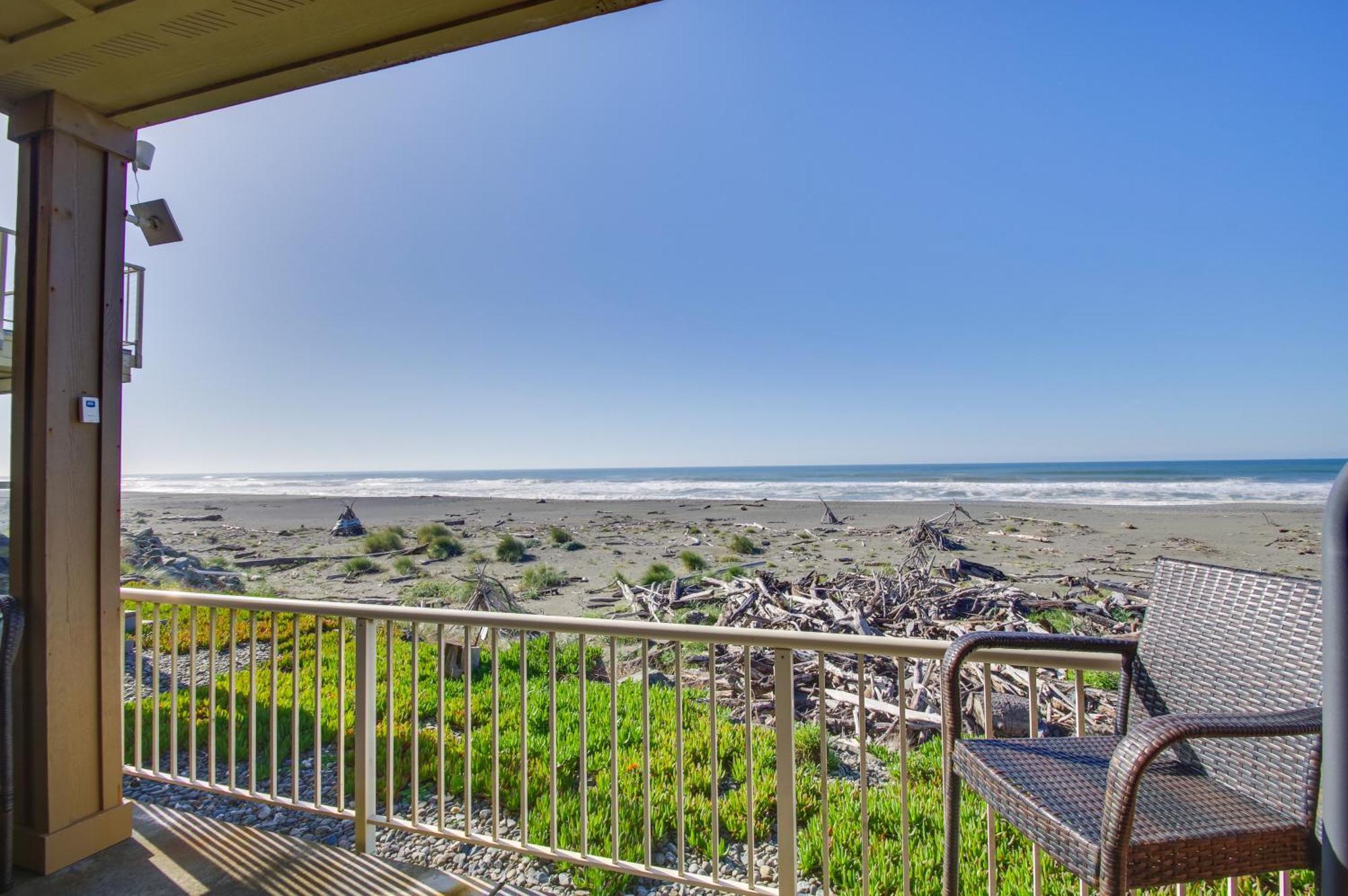 Quiet Waterfront Escape With Hot Tub And Beach Access! Gold Beach Esterno foto