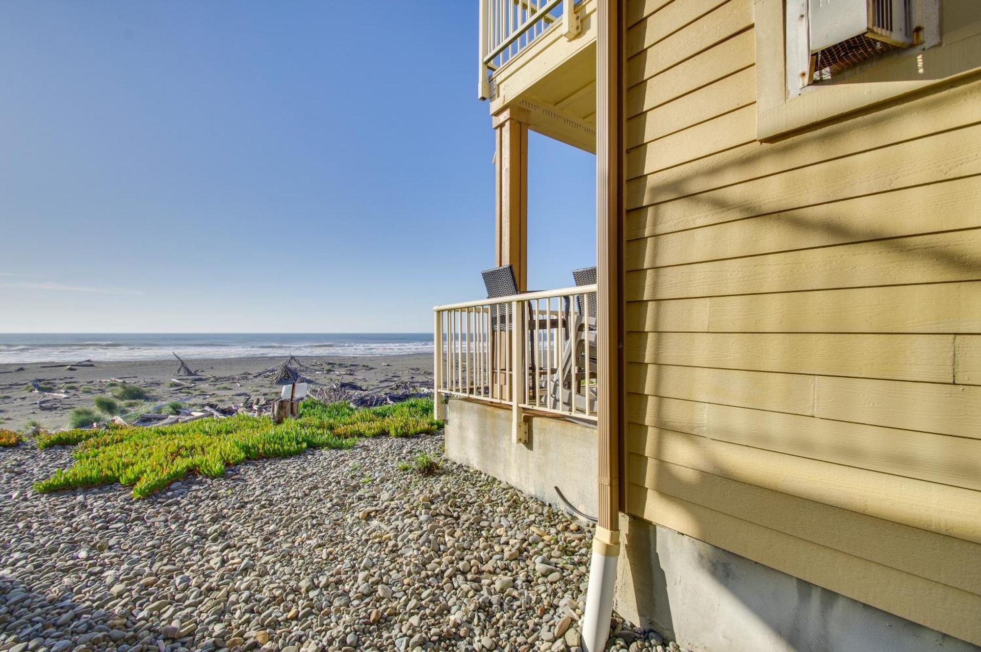 Quiet Waterfront Escape With Hot Tub And Beach Access! Gold Beach Esterno foto