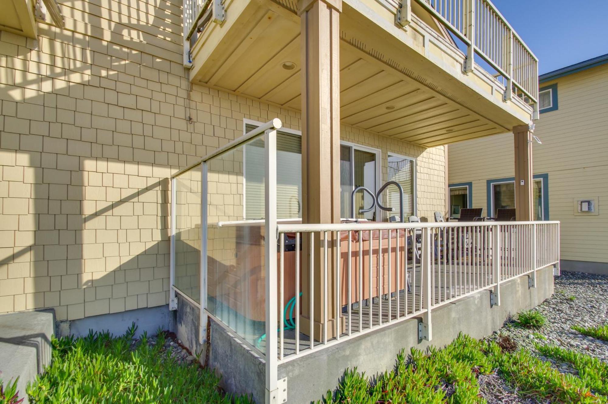 Quiet Waterfront Escape With Hot Tub And Beach Access! Gold Beach Esterno foto