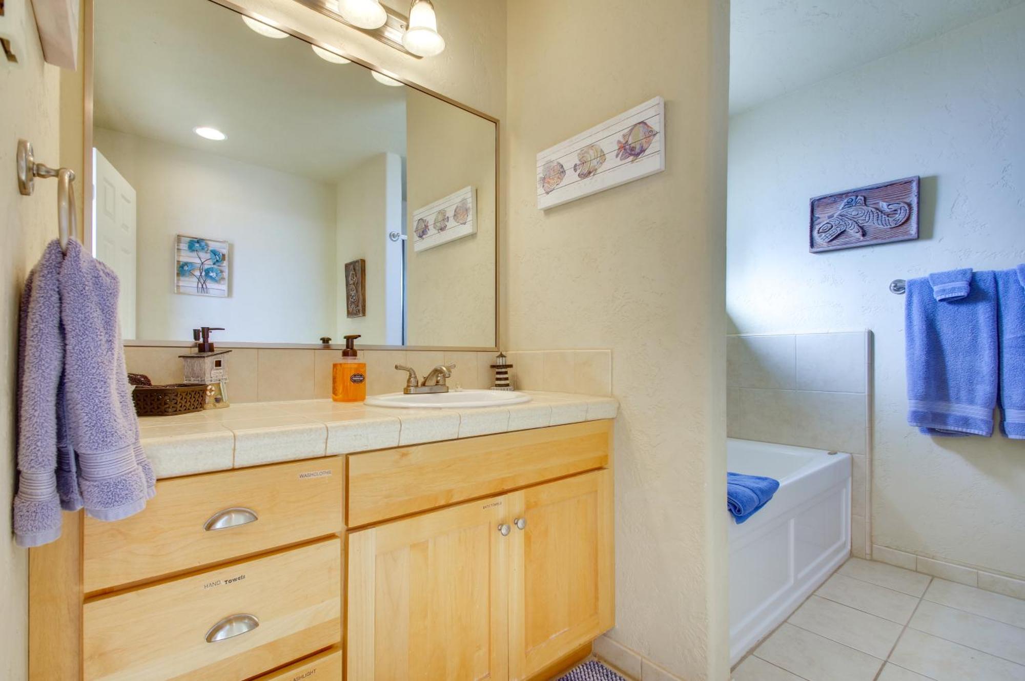 Quiet Waterfront Escape With Hot Tub And Beach Access! Gold Beach Esterno foto