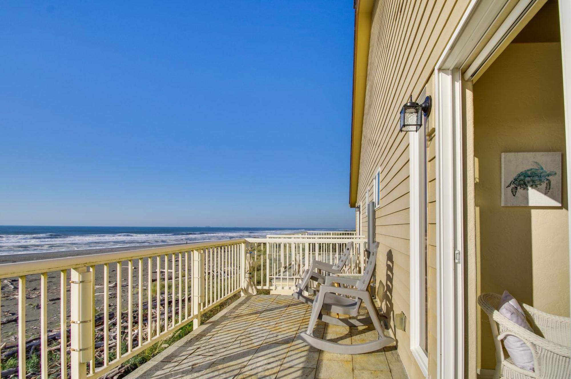 Quiet Waterfront Escape With Hot Tub And Beach Access! Gold Beach Esterno foto