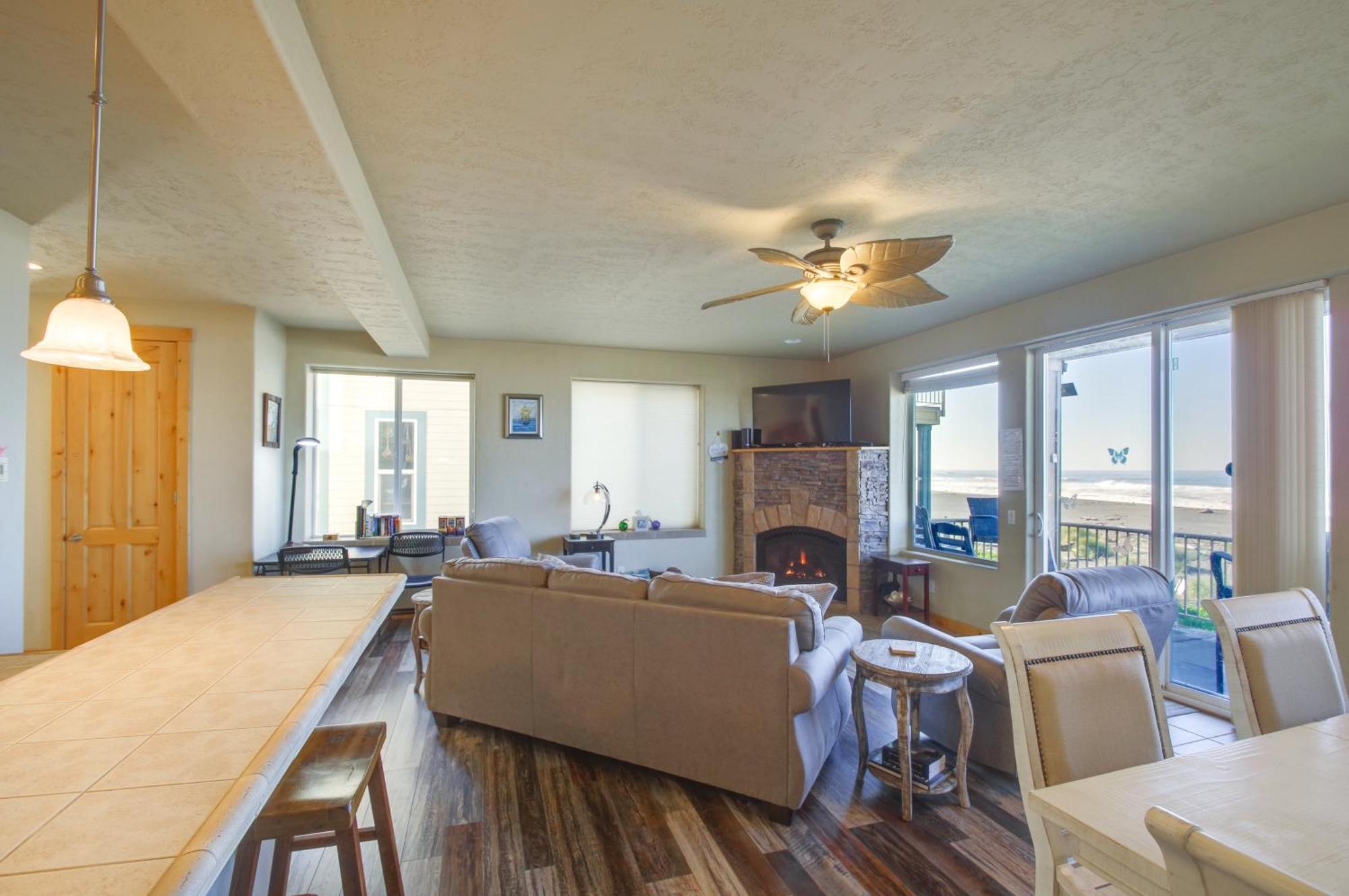 Quiet Waterfront Escape With Hot Tub And Beach Access! Gold Beach Esterno foto